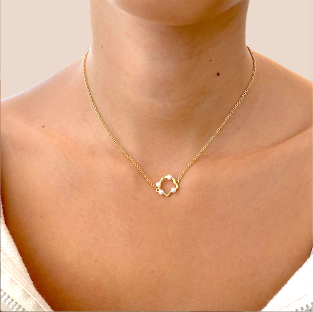 Faux pearl choker necklace