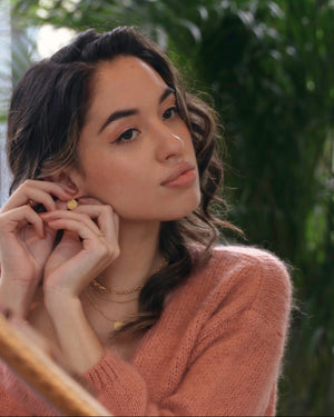 a woman wearing gold mariner link chain necklace