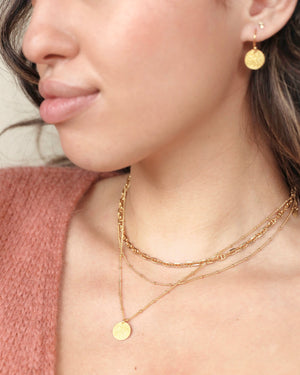 a woman wearing gold mariner link chain necklace
